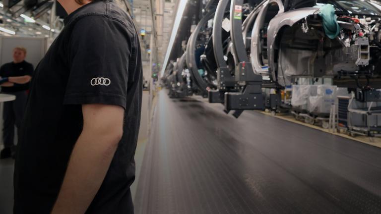 Ein Mitarbeiter in der Produktionsstätte von Audi am 10.09.2026 in Ingolstadt.