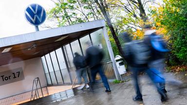 Mitarbeiter betreten durch das Tor 17 das Volkswagen Stammwerk am 30.10.2025 in Wolfsburg, Niedersachsen.