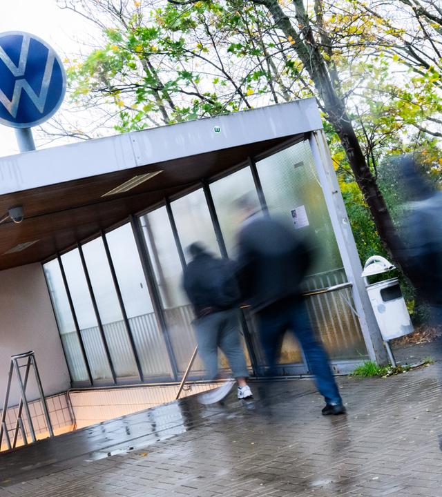 Mitarbeiter betreten durch das Tor 17 das Volkswagen Stammwerk am 30.10.2025 in Wolfsburg, Niedersachsen.
