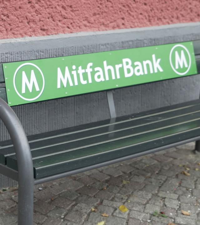 Mitfahrbank am Bahnhof
