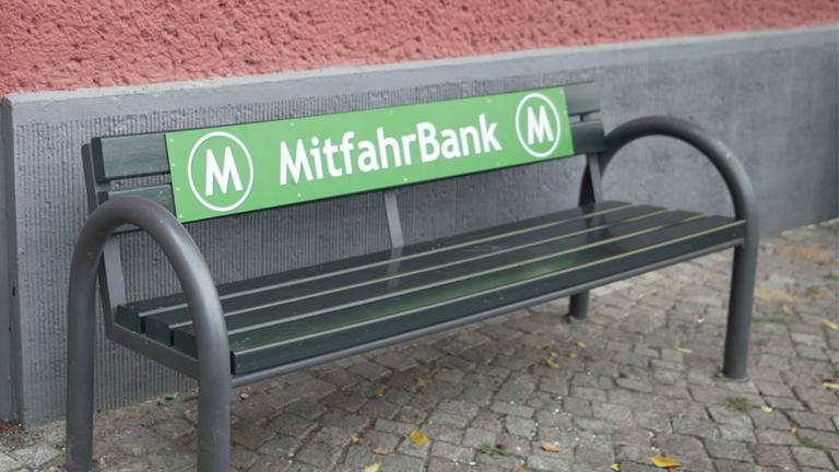 Mitfahrbank am Bahnhof