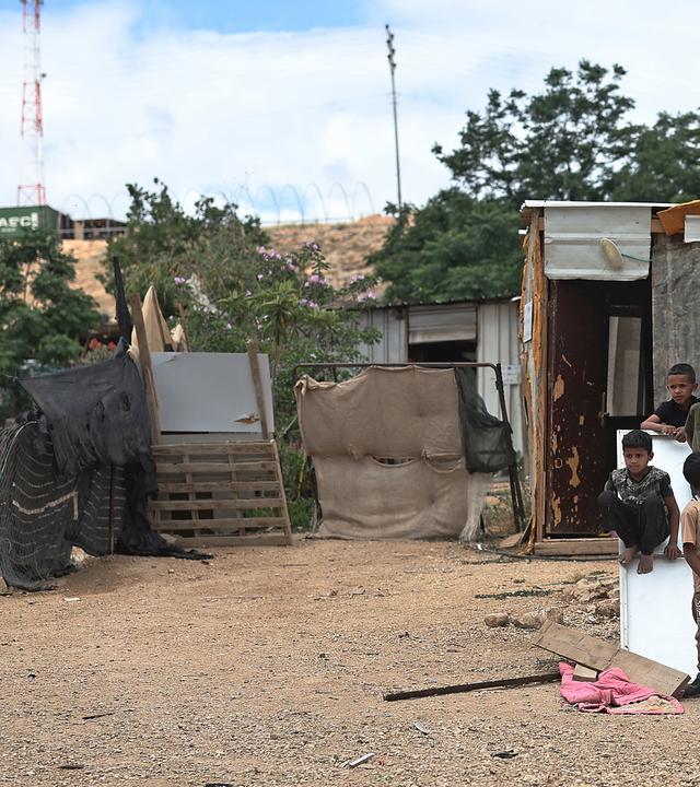 Mitglieder der Beduinengemeinschaft von Chan al-Ahmar, gelegen zwischen der Stadt Jericho im Westjordanland und Jerusalem nahe der israelischen Siedlung Ma'ale Adumim