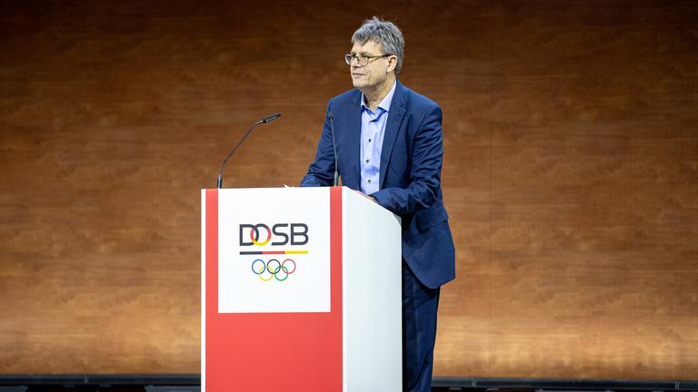 Thomas Weikert, Präsident des Deutschen Olympischen Sportbundes (DOSB), spricht bei einer Mitgliederversammlung des des Deutschen Olympischen Sportbundes (DOSB). 