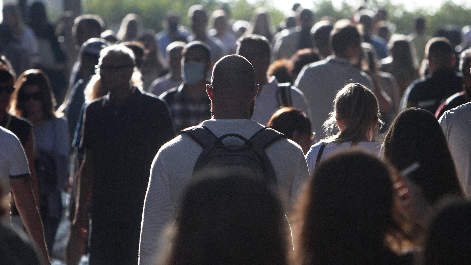 Archiv: Schatten von Personen einer Menschenmenge im Gegenlicht in der Altstadt von Düsseldorf.