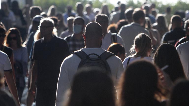 Archiv: Schatten von Personen einer Menschenmenge im Gegenlicht in der Altstadt von Düsseldorf.