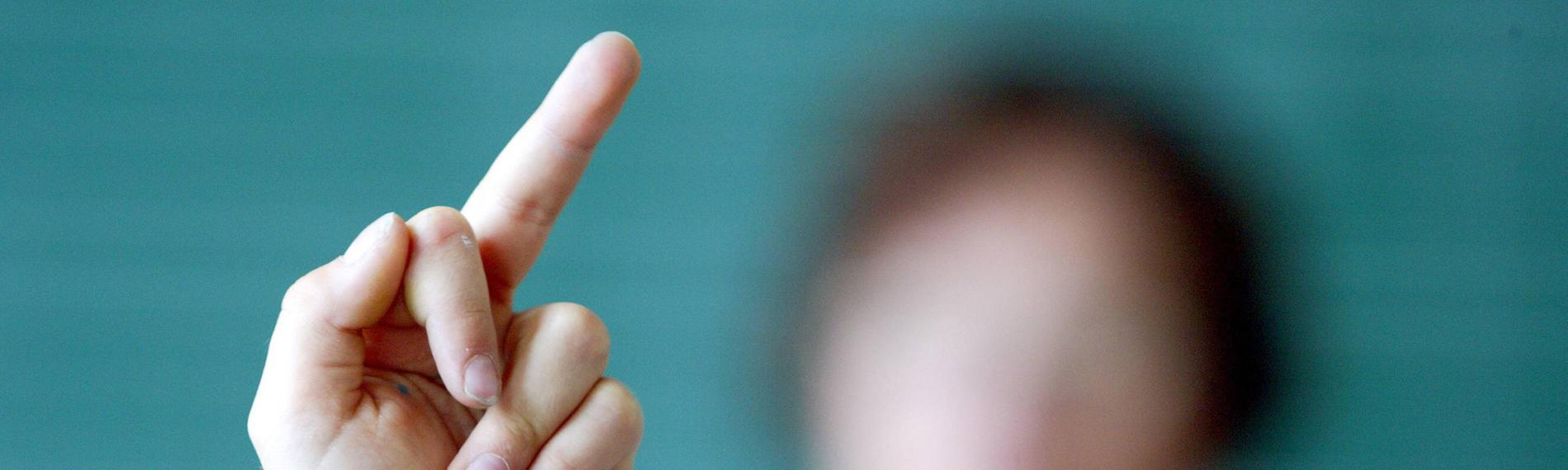 Schuelerin zeigt den Mittelfinger