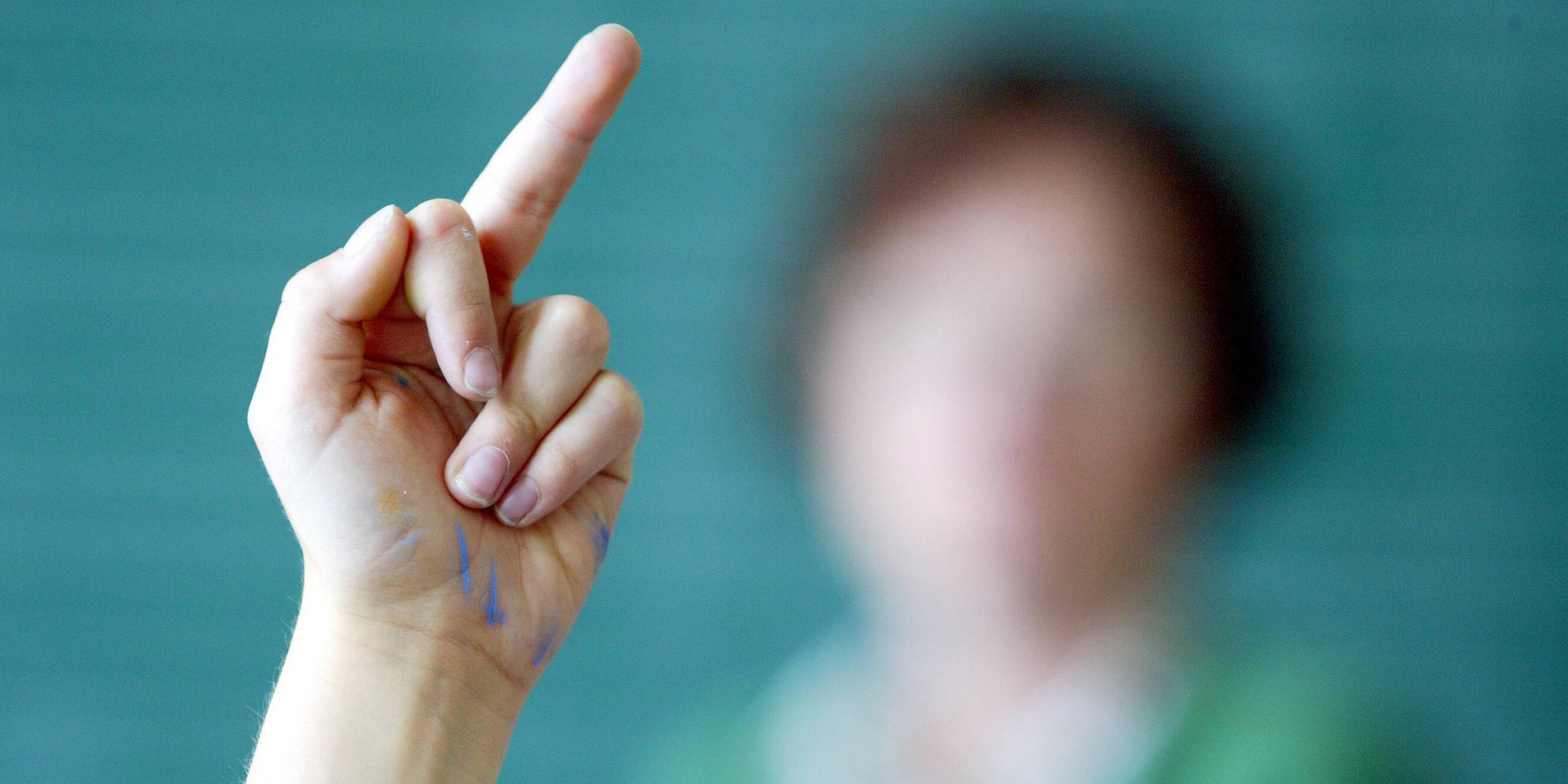 Schuelerin zeigt den Mittelfinger