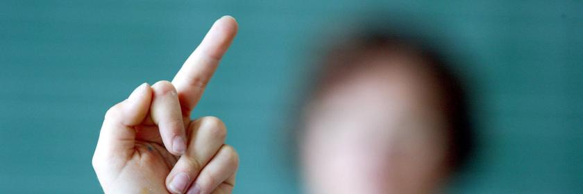 Schuelerin zeigt den Mittelfinger