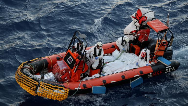 Boot mit Leichen von Migranten in Leichensäcken