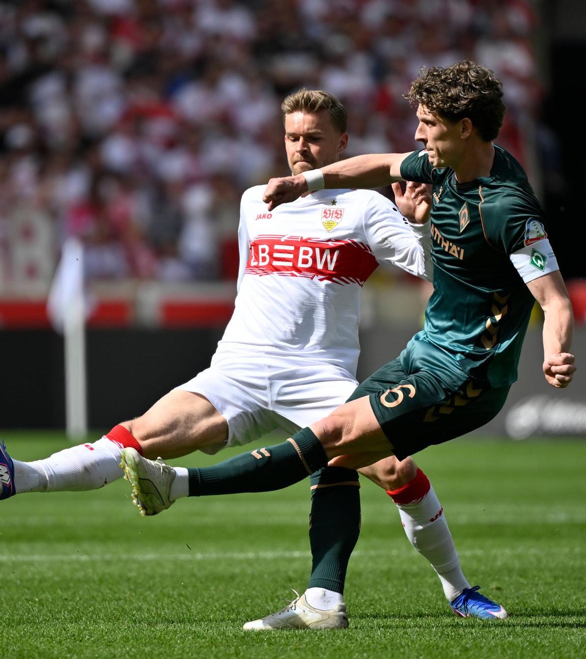 Maximilian Mittelstädt vom VfB Stuttgart und Jens Stage vom SV Werder Bremen liefern sich eine umkämpfte Aktion