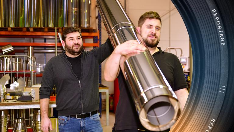 "ZDF.reportage: Mittelstand in der Krise - Preise, Personal und Paragrafen": Nick und Kay Finselberger tragen ein Ofenrohr durchs Lager.