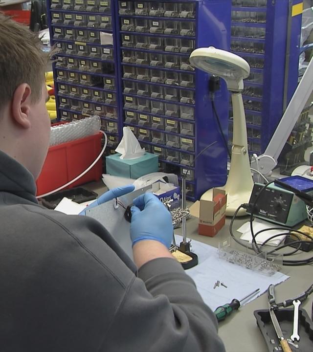 Ein Mann arbeitet an einem Handwerk