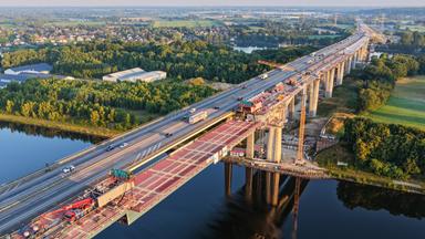 Rader Hochbrücke: Zentrales Bauteil eingesetzt
