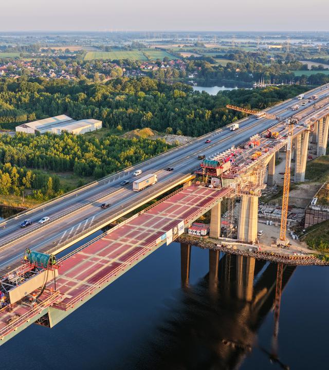 Schleswig-Holstein, Rendsburg: Das Mittelstück der neuen Rader Hochbrücke wird mit langsamer Geschwindigkeit eingehoben