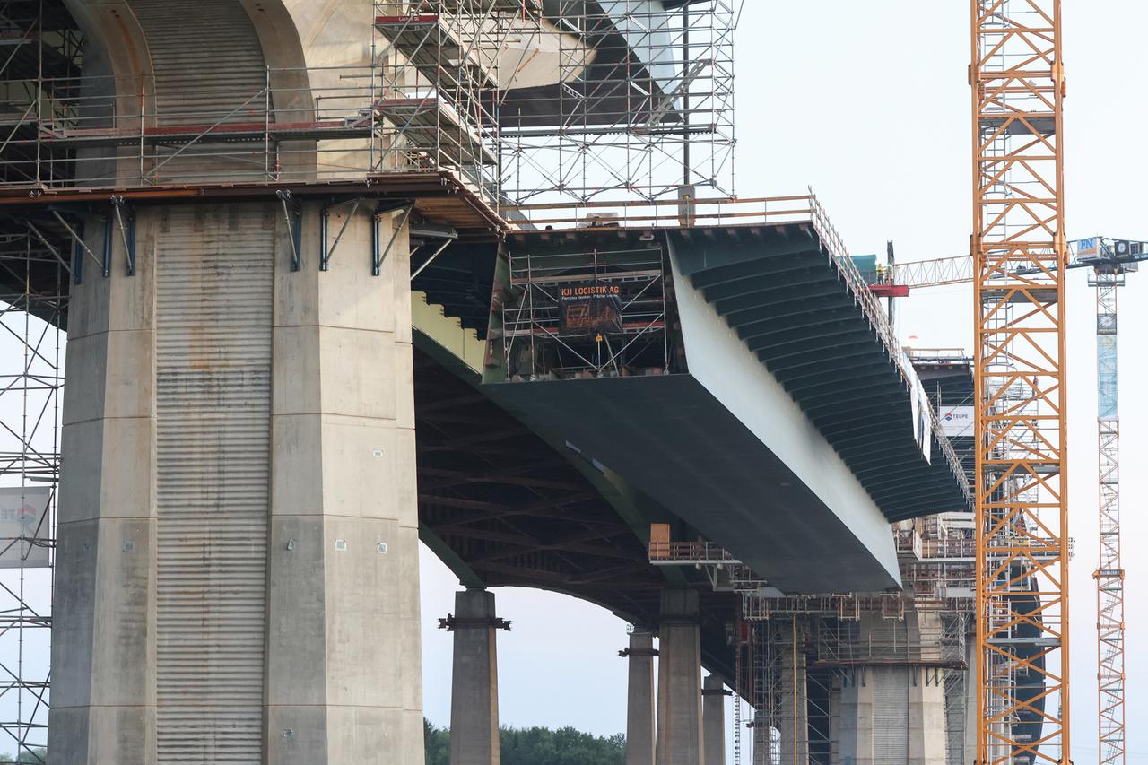 Schleswig-Holstein, Rendsburg: Das Mittelstück der neuen Rader Hochbrücke wird mit langsamer Geschwindigkeit eingehoben