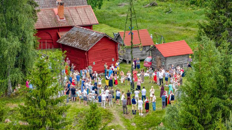 Traditionelle Mittsommerfeier auf der Almsiedlung Mörtbuviken in Schweden am 19.06.2026.