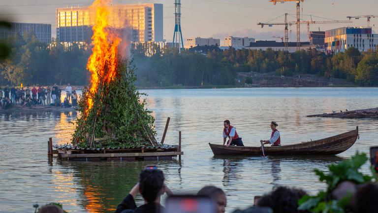 Besucher nehmen an der traditionellen Mittsommerfeier „Seurasaaren Juhannusvalkeat“ auf der Insel Seurasaari in Helsinki, Finnland, teil.