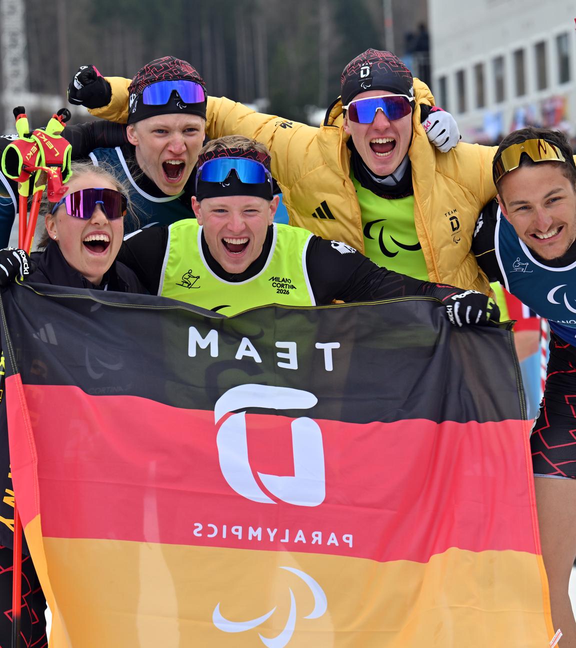 Deutsche Staffel im Ziel bei der Mixed- und Open-Staffel im Para-Skilanglauf, Paralympics 2026.
