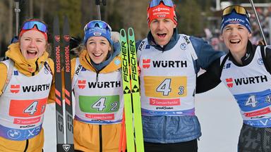 Biathlon-Weltmeisterschaft, 4 x 6 km Mixed: Die Drittplatzierten Selina Grotian, Franziska Preuss, Philipp Nawrath und Justus Strelow aus Deutschland (von links) stehen nach dem Rennen zusammen.