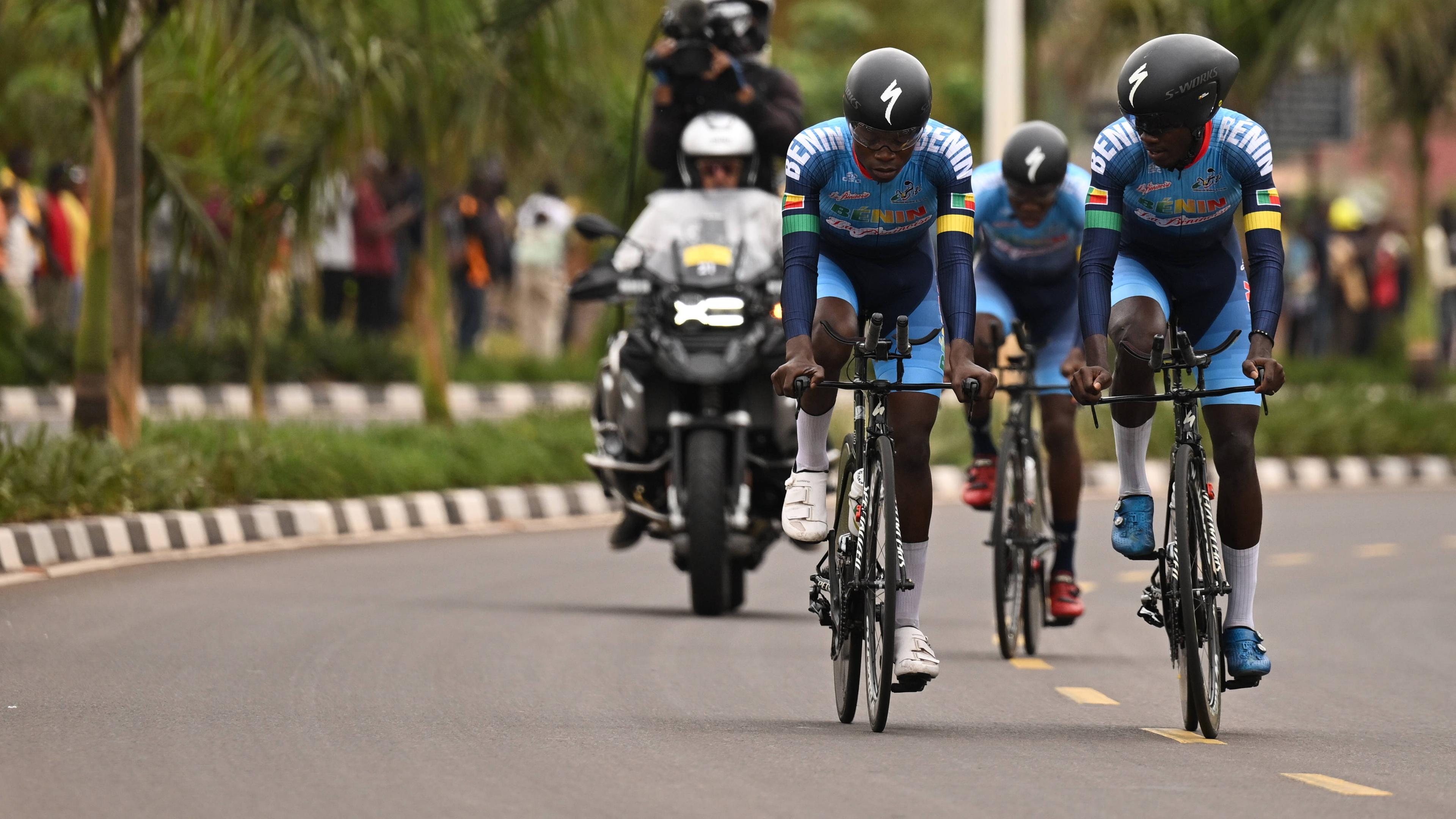 Rad-WM in Ruanda, Mixed-Staffel: Das Team Benin mit Glorad Saizonou, Ricardo Sodjede und Jeroff Ted Yao Tossavi in Aktion
