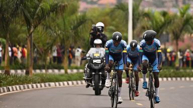 Rad-WM in Ruanda, Mixed-Staffel: Das Team Benin mit Glorad Saizonou, Ricardo Sodjede und Jeroff Ted Yao Tossavi in Aktion