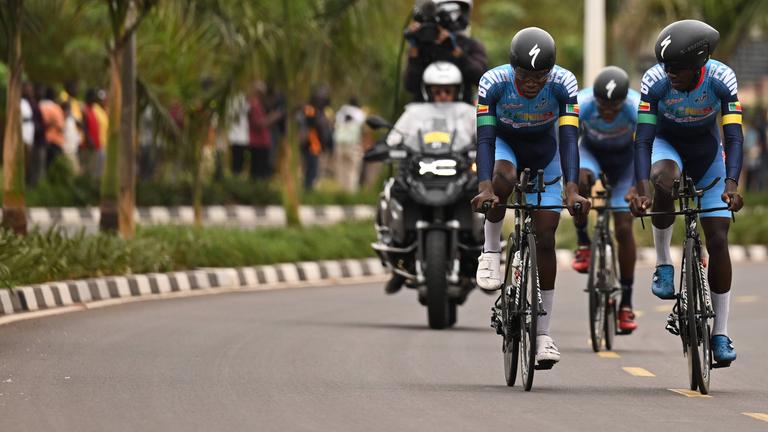 Rad-WM in Ruanda, Mixed-Staffel: Das Team Benin mit Glorad Saizonou, Ricardo Sodjede und Jeroff Ted Yao Tossavi in Aktion