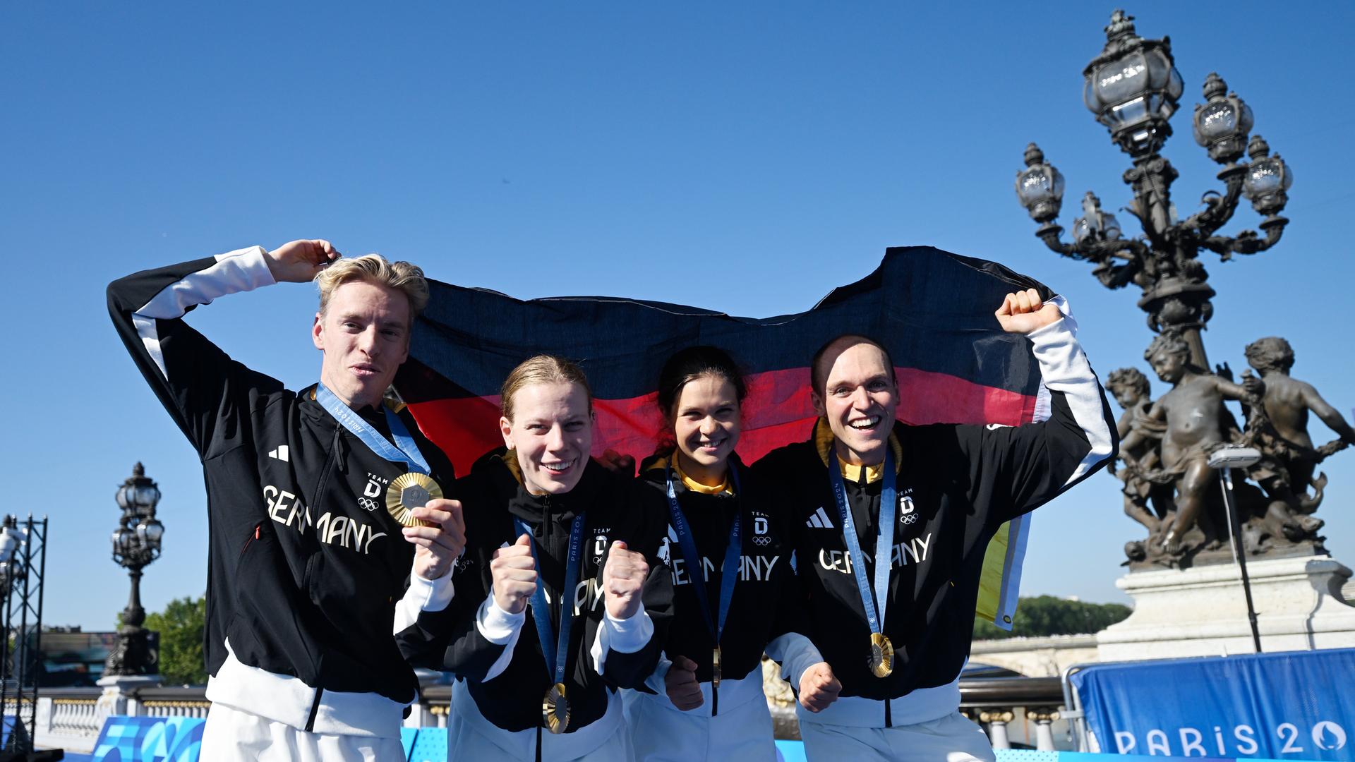 Die deutsche Triathlon-Mixed-Staffel mit Tim Hellwig, Laura Lindemann, Lisa Tertsch und Lasse Lührs (von links) zeigt ihre Goldmedaillen.