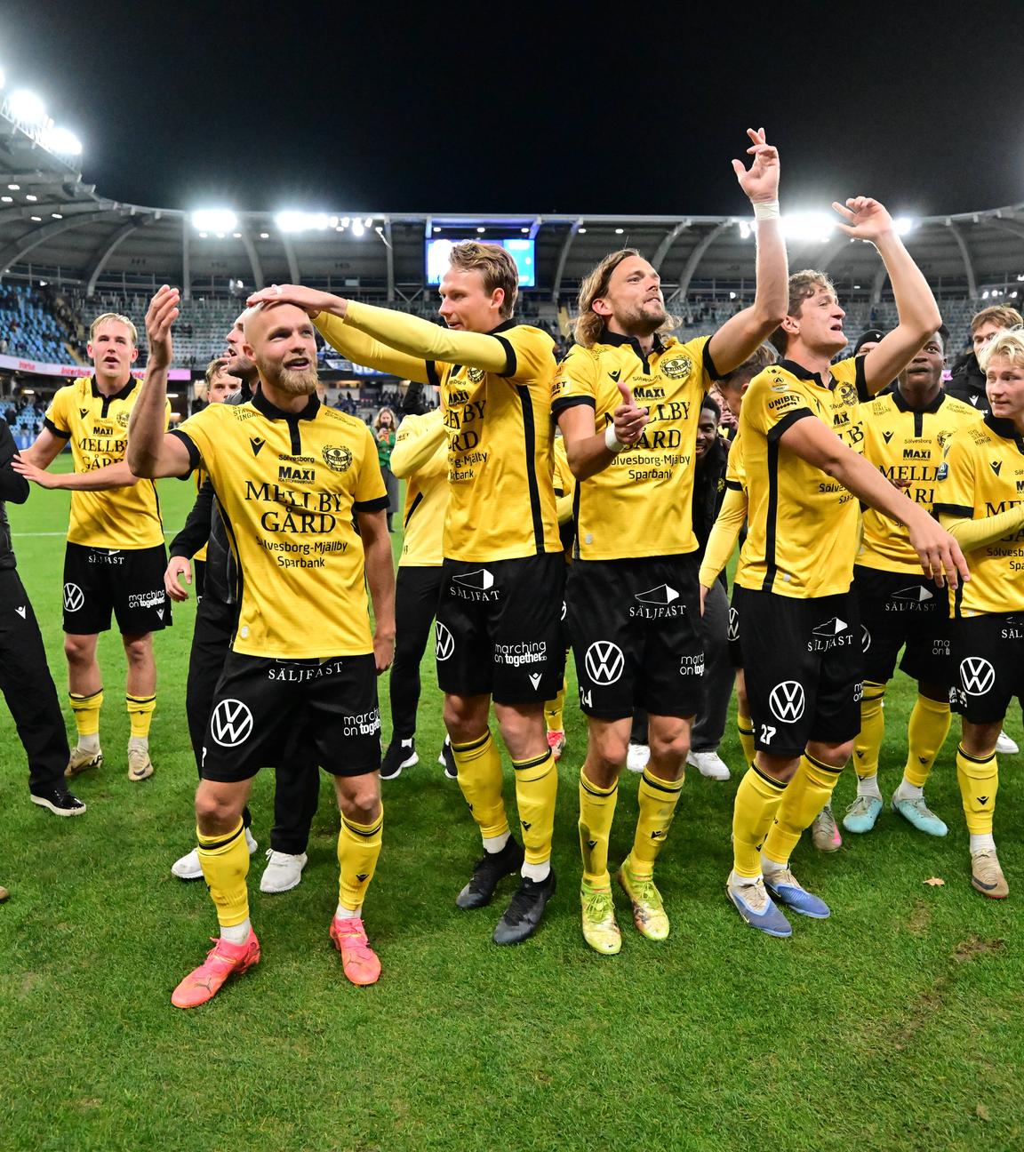 Die Mannschaft des schwedischen Klubs Mjällby AIF bejubelt geschlossen den Gewinn der Fußball-Meisterschaft.