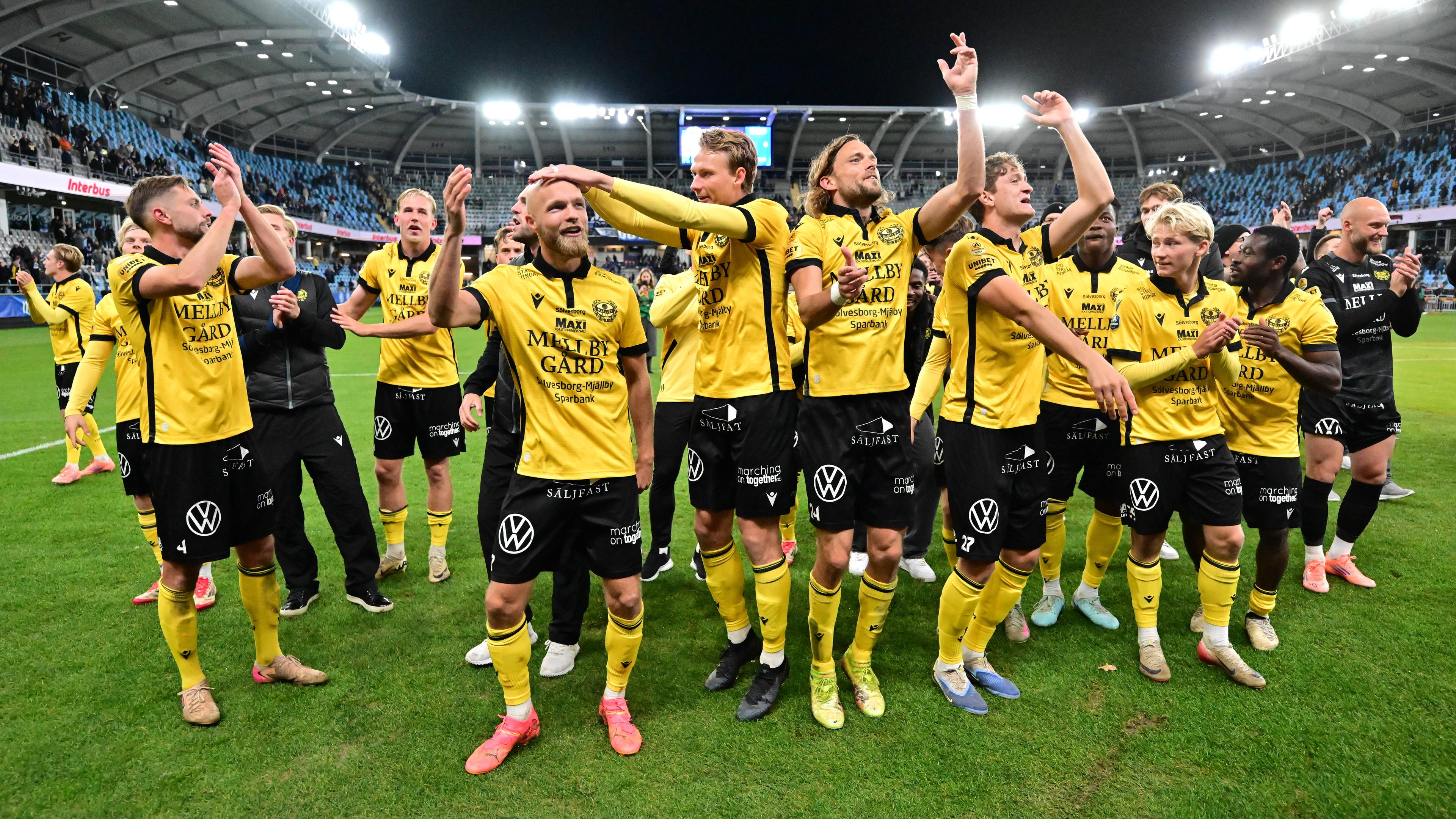 Die Mannschaft des schwedischen Klubs Mjällby AIF bejubelt geschlossen den Gewinn der Fußball-Meisterschaft.