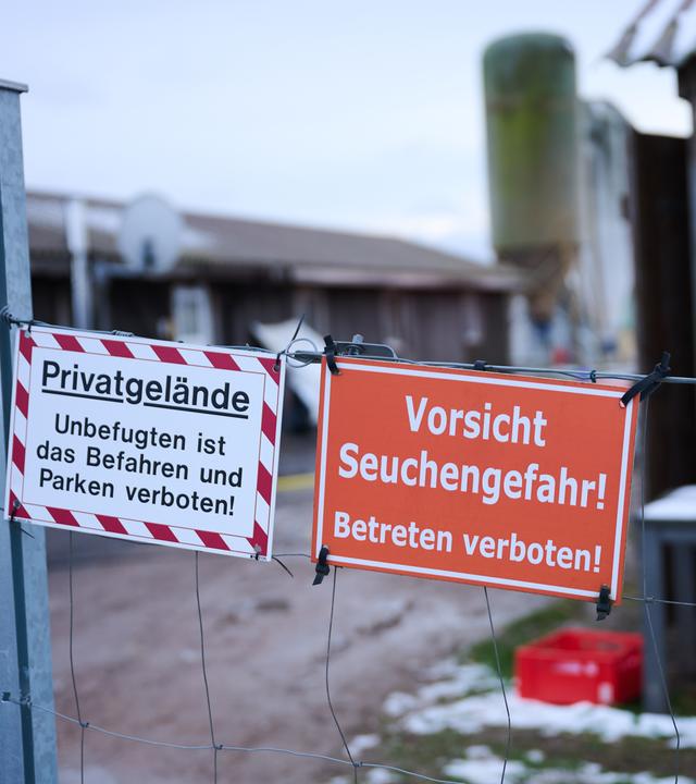 ·Vorsicht Seuchengefahr!· Steht auf einem Schild an einem Betrieb in Mehrow.