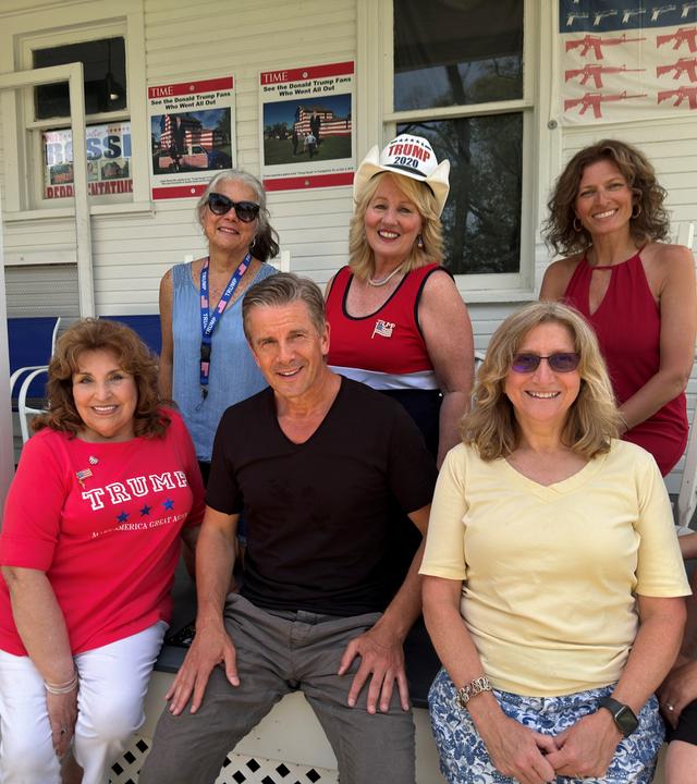 "Markus Lanz - Amerika ungeschminkt": Markus Lanz mit den Trump-Ladies sitzend auf der Veranda, mit der Lokalpolitikerin und Gründerin des Trump-Hauses, Leslie Rossi, im roten Kleid.