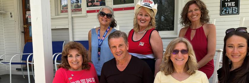 "Markus Lanz - Amerika ungeschminkt": Markus Lanz mit den Trump-Ladies sitzend auf der Veranda, mit der Lokalpolitikerin und Gründerin des Trump-Hauses, Leslie Rossi, im roten Kleid.