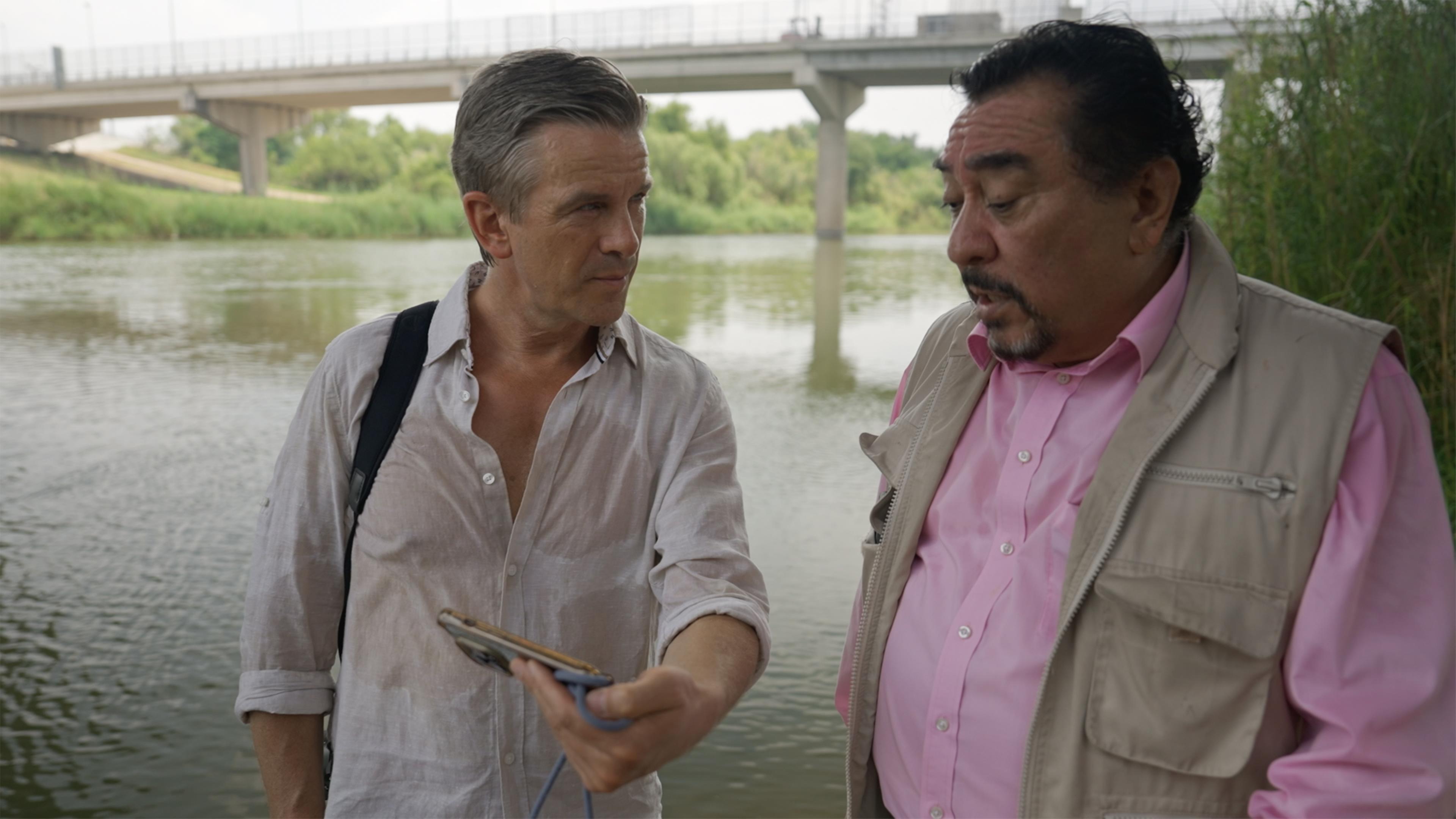 "Markus Lanz - Amerika ungeschminkt": Markus Lanz im Gespräch mit Journalist Miguel Turriza am Ufer des Rio Grande.