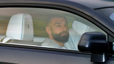 Mohammed Salah fährt im PKW zum Training