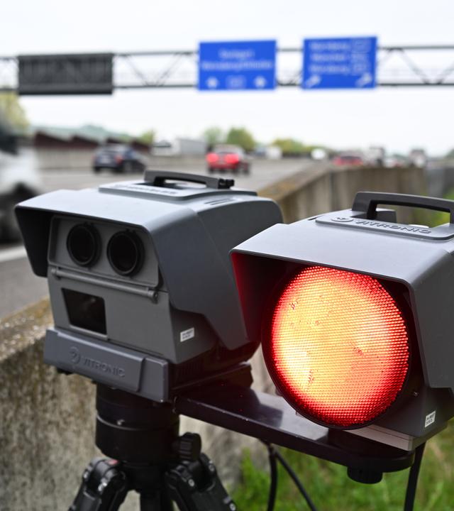 Eine mobile Geschwindigkeitsmessanlage der Autobahnpolizei Weinsberg, Baden-Württemberg, steht am Rand der A6 am 13.04.2026.
