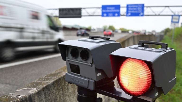 Eine mobile Geschwindigkeitsmessanlage der Autobahnpolizei Weinsberg, Baden-Württemberg, steht am Rand der A6 am 13.04.2026.