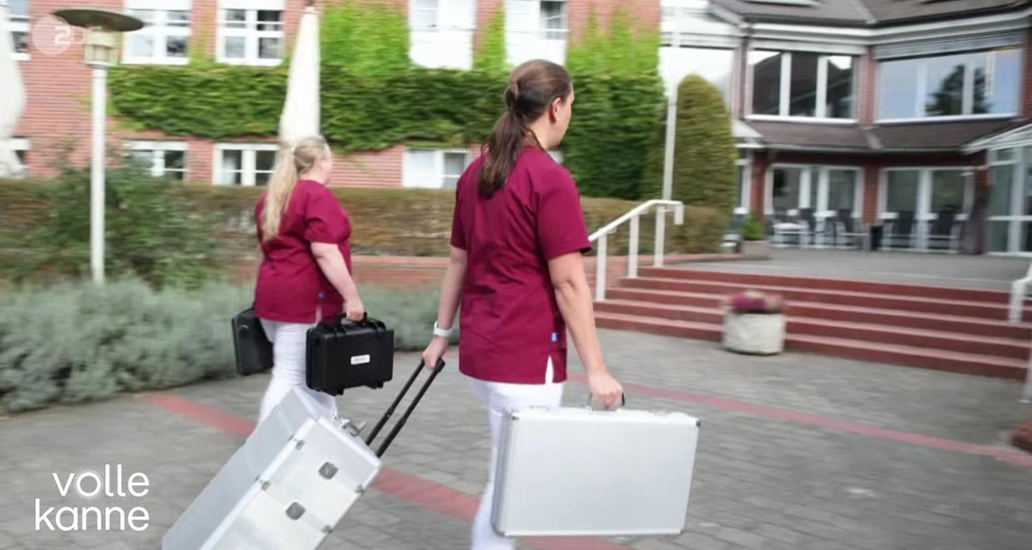 Zwei Frauen mit Koffern gehen zum Augencheck in ein Pflegeheim