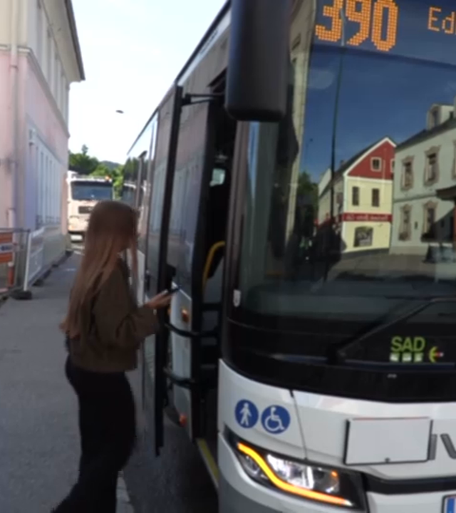 Nora Böhm aus Österreich steigt in einen Bus. Die Anfahrt mit dem öffentlichen Nahverkehr dauert für die Auszubildende sehr lang.
