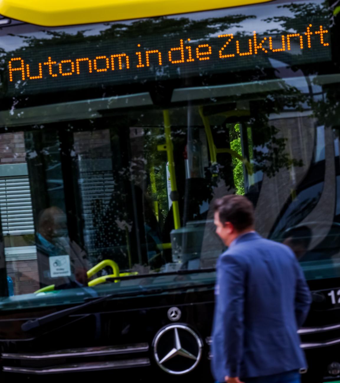 9.05.2025, Mecklenburg-Vorpommern, Ludwigslust: Auf der Zielanzeige eines Linienbusses des Nahverkehrsbetriebs im Landkreises Ludwigslust-Parchim wird der Schriftzug «Autonom in die Zukunft» angezeigt.
