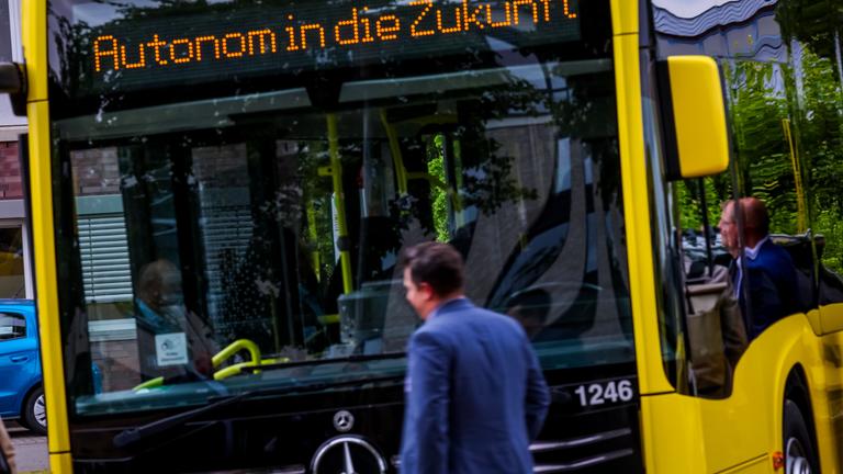 9.05.2025, Mecklenburg-Vorpommern, Ludwigslust: Auf der Zielanzeige eines Linienbusses des Nahverkehrsbetriebs im Landkreises Ludwigslust-Parchim wird der Schriftzug «Autonom in die Zukunft» angezeigt.