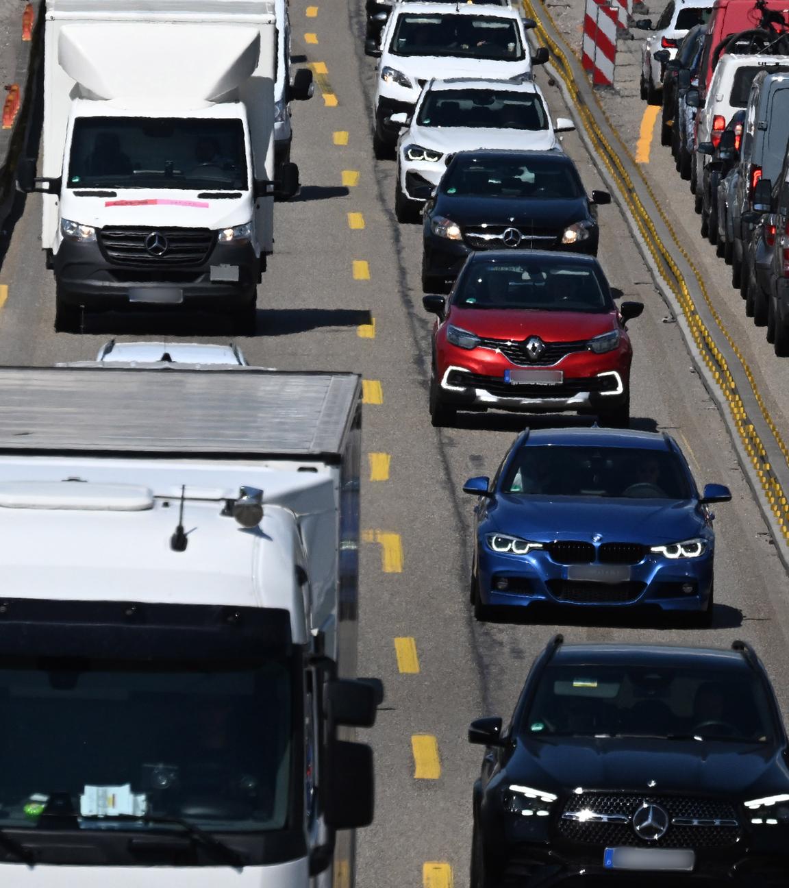 Viele Autos und Lastwagen stehen auf zwei Spuren in beide Richtungen im Stau. 