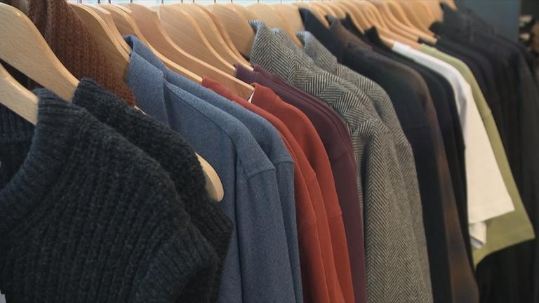 Nachhaltige Mode im Bekleidungsgeschäft "slow friday".