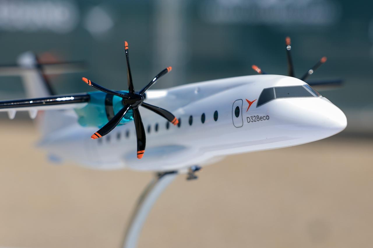 Sachsen, Schkeuditz: Das Modell der D328 Eco der Deutschen Aircraft steht vor der Grundsteinlegung für ein neues Flugzeugwerk auf dem Flughafen Leipzig/Halle.