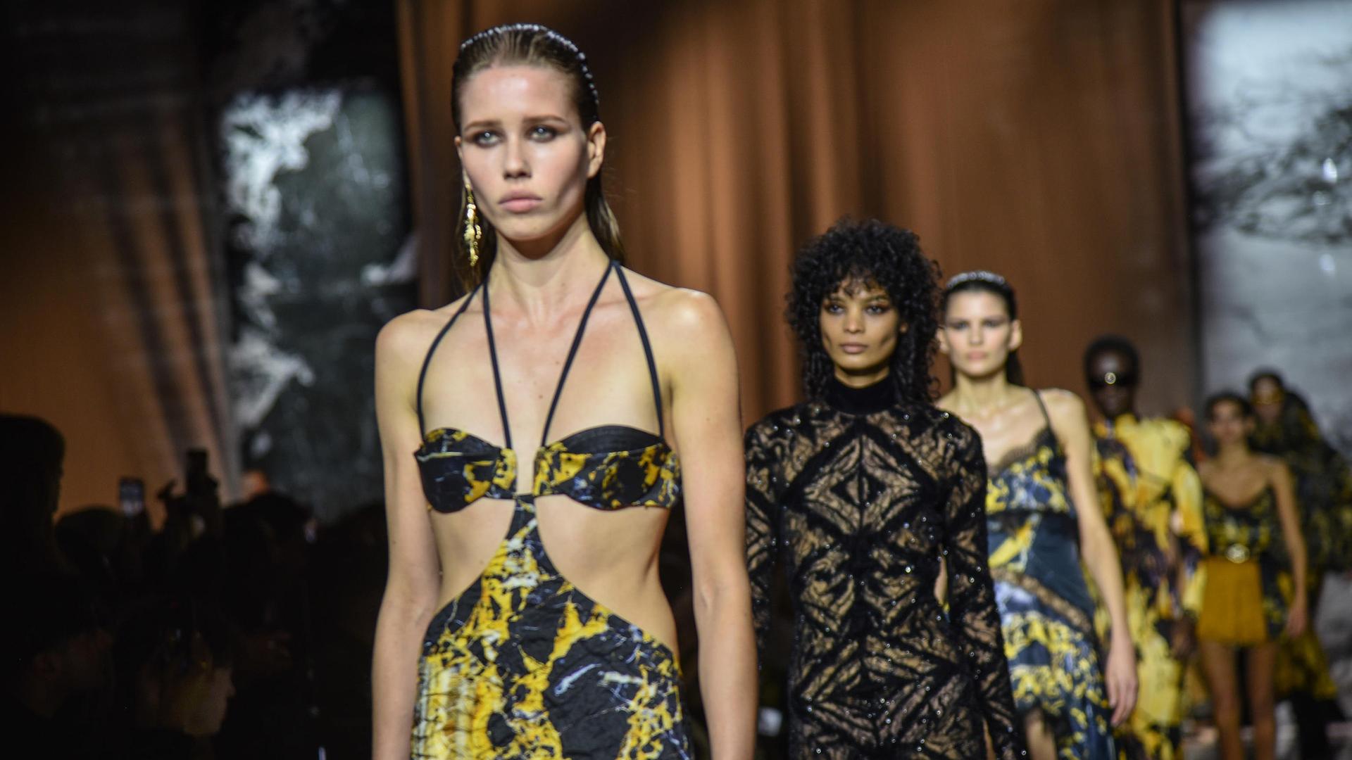 Models mit Kreationen von Roberto Cavalli