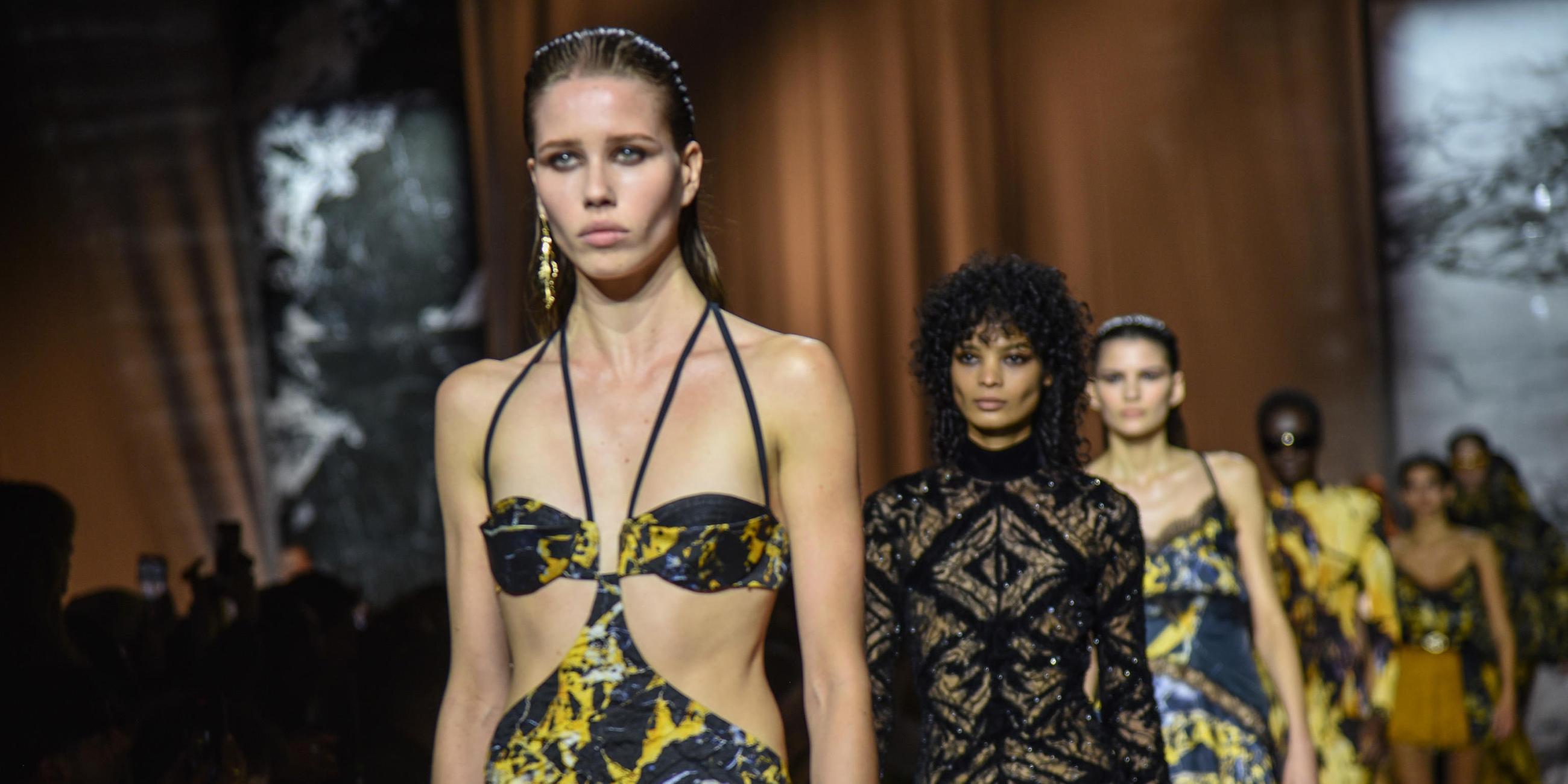 Models mit Kreationen von Roberto Cavalli