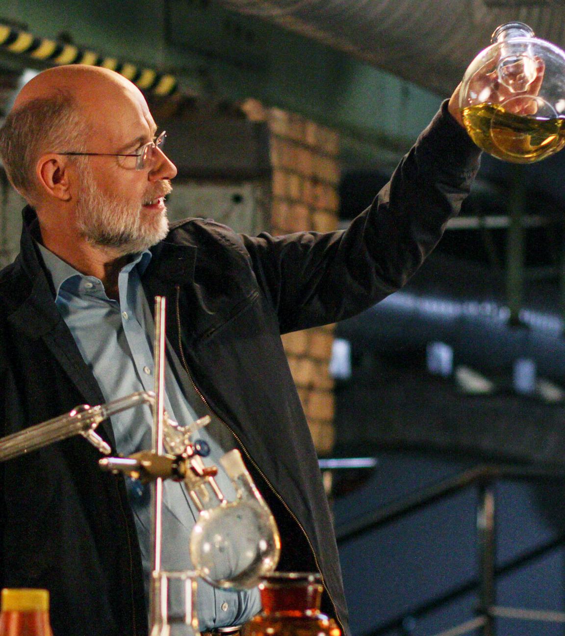 Harald Lesch mit Reagenzglas