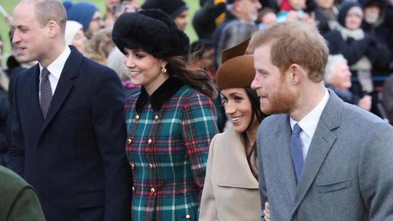 "Modern Royals": Prince William, Kate Middleton, Meghan Markle und Prince Harry laufen nebeneinander her und lächeln.