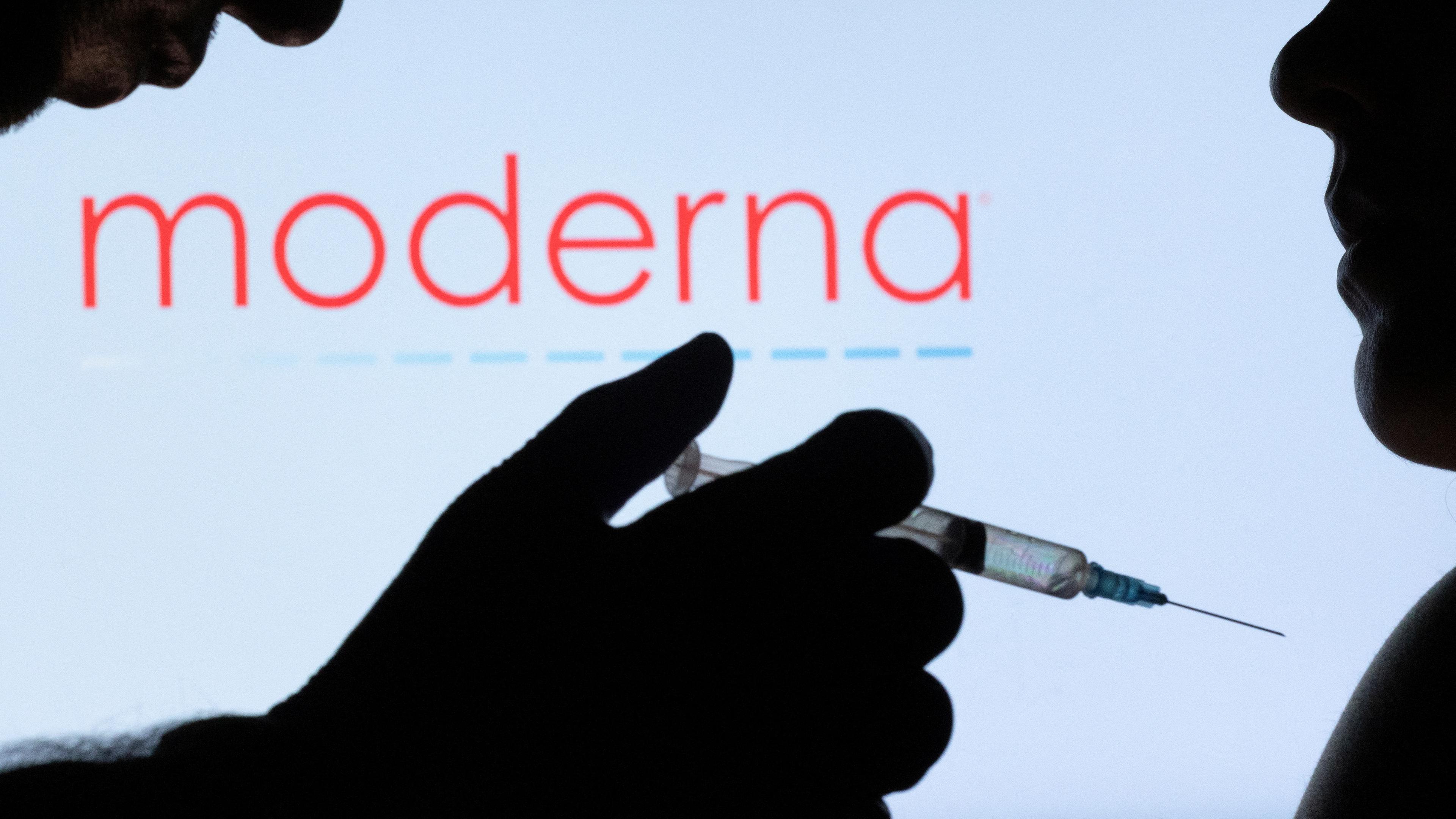 Person wird mit Moderna-Impfstoff geimpft