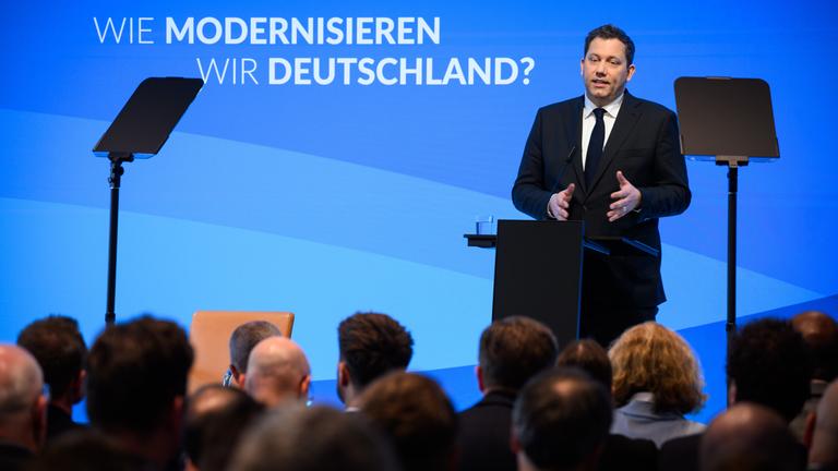 Neben der Abschaffung des Ehegattensplittings hat Klingbeil auch eine geringere Einkommenssteuer vorgeschlagen.