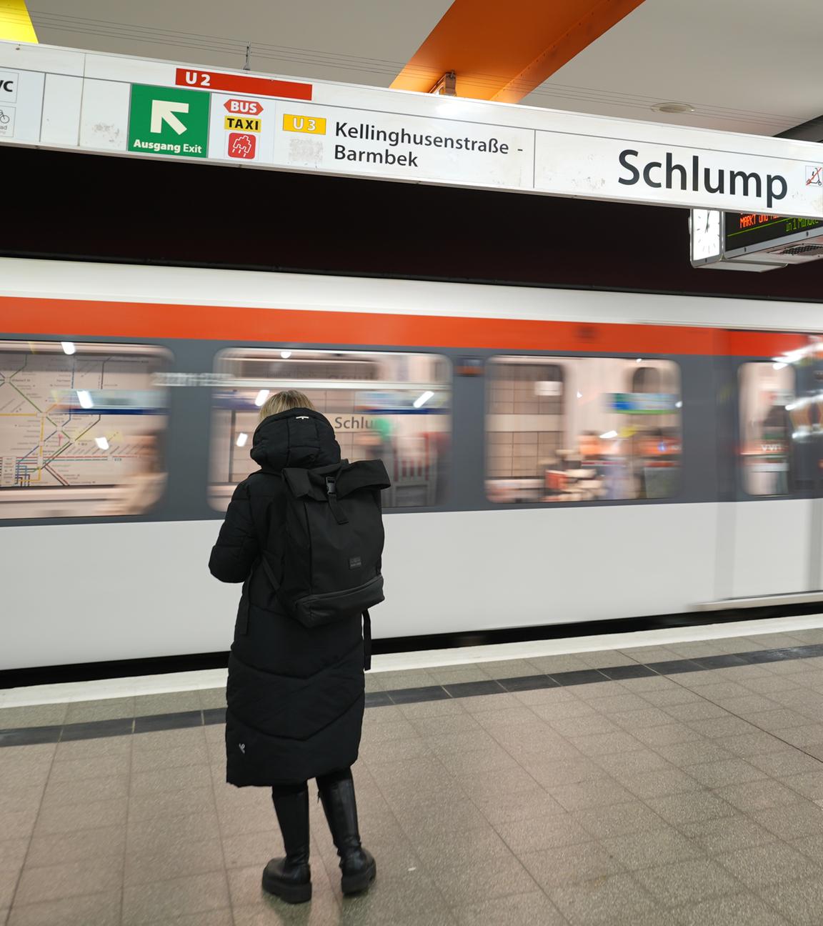 Hamburg: Eine U-Bahn fährt in den Bahnhof Schlump ein.